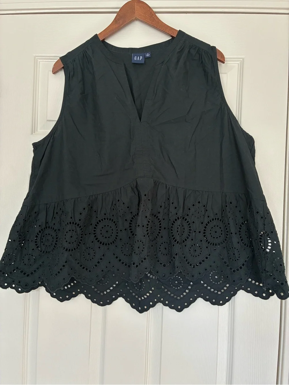 GAP Black Eyelet Hem Sleeveless V-Notch Camisole - Picture 1 of 4